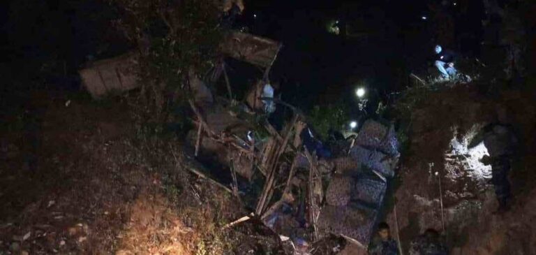 दशैँ, तिहारमा रोकिएन, दुर्घटना ः डडेल्धुराको खसरेखानमा चारको मृत्यु, १६ यात्रु घाईते