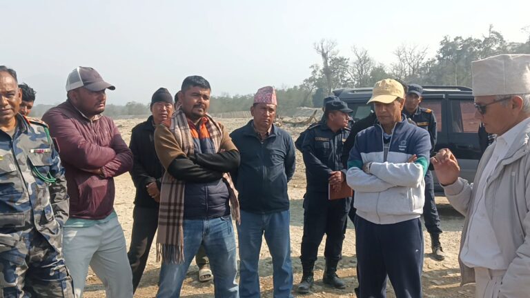 जिल्ला समन्वय समिति अनुगमन टाेलीद्वारा मछेली खाेलामा छड्के