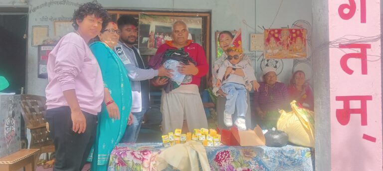 मोवाईल व्यवसायी आचार्यद्वारा बृद्धाआश्रममा लुगाकपडा तथा खाद्यान्न सहयोग