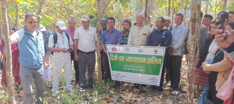 चुरे क्षेत्रका वन पदाधिकारीद्वारा महाकाली सामुदायिक वनमा अनुगमन
