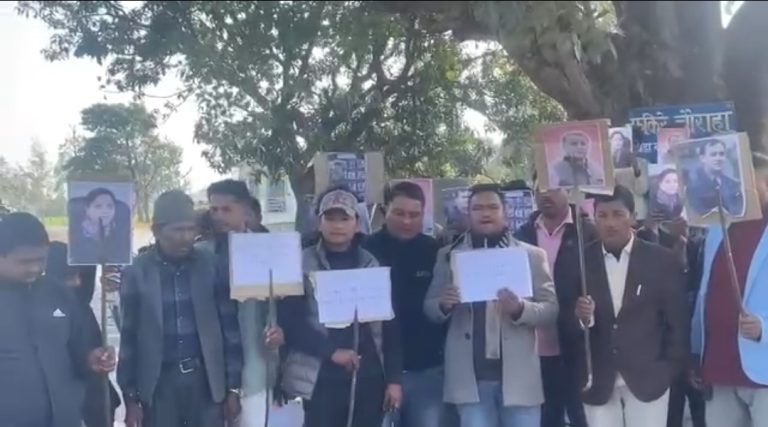 रमेश लेखकले टिकट नपाएपछि गगन र विश्वप्रकाशको पुत्ला जलाइयो