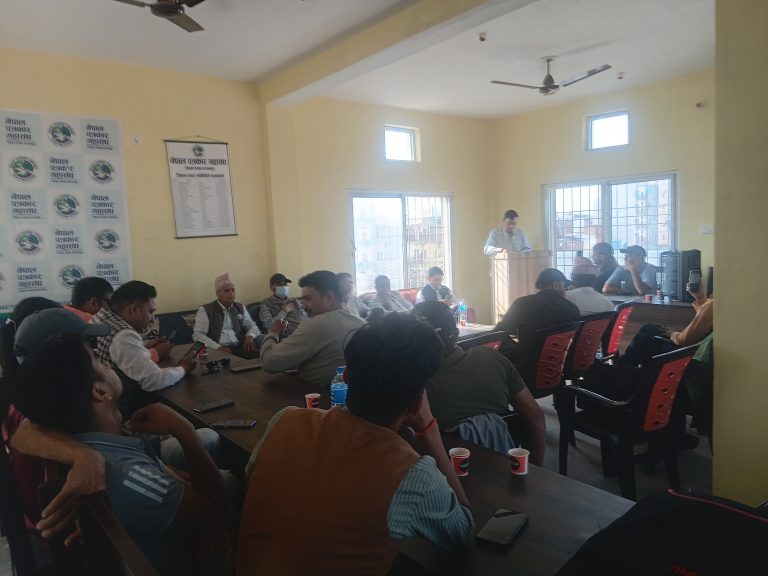 सरकारी संचार माध्यममा सुचना प्रकासित गर्ने  अनिवार्य निर्णय सच्याउन माग
