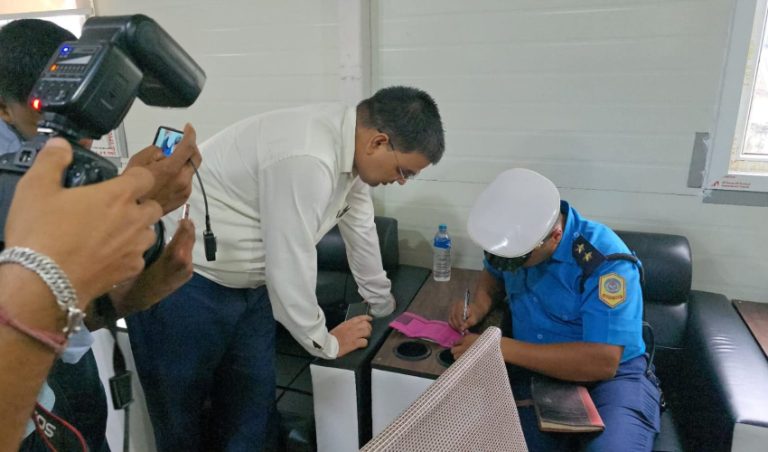 बिना हेलमेट बुलेट बाइक चलाएका मुख्यमन्त्री कमलबहादुर शाहलाई ५ सय जरिवाना
