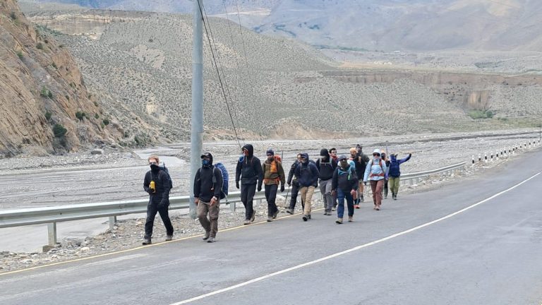 लगातार पानी परेपछि बीच बाटाेबाटै फर्किन थाले मनाङ पुगेका पर्यटक