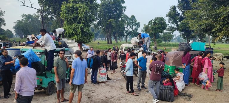 दसैँ मनाउन भारतबाट नेपाली फर्किन थाले, गड्डाचौकी नाकामा चहलपहल बढ्यो